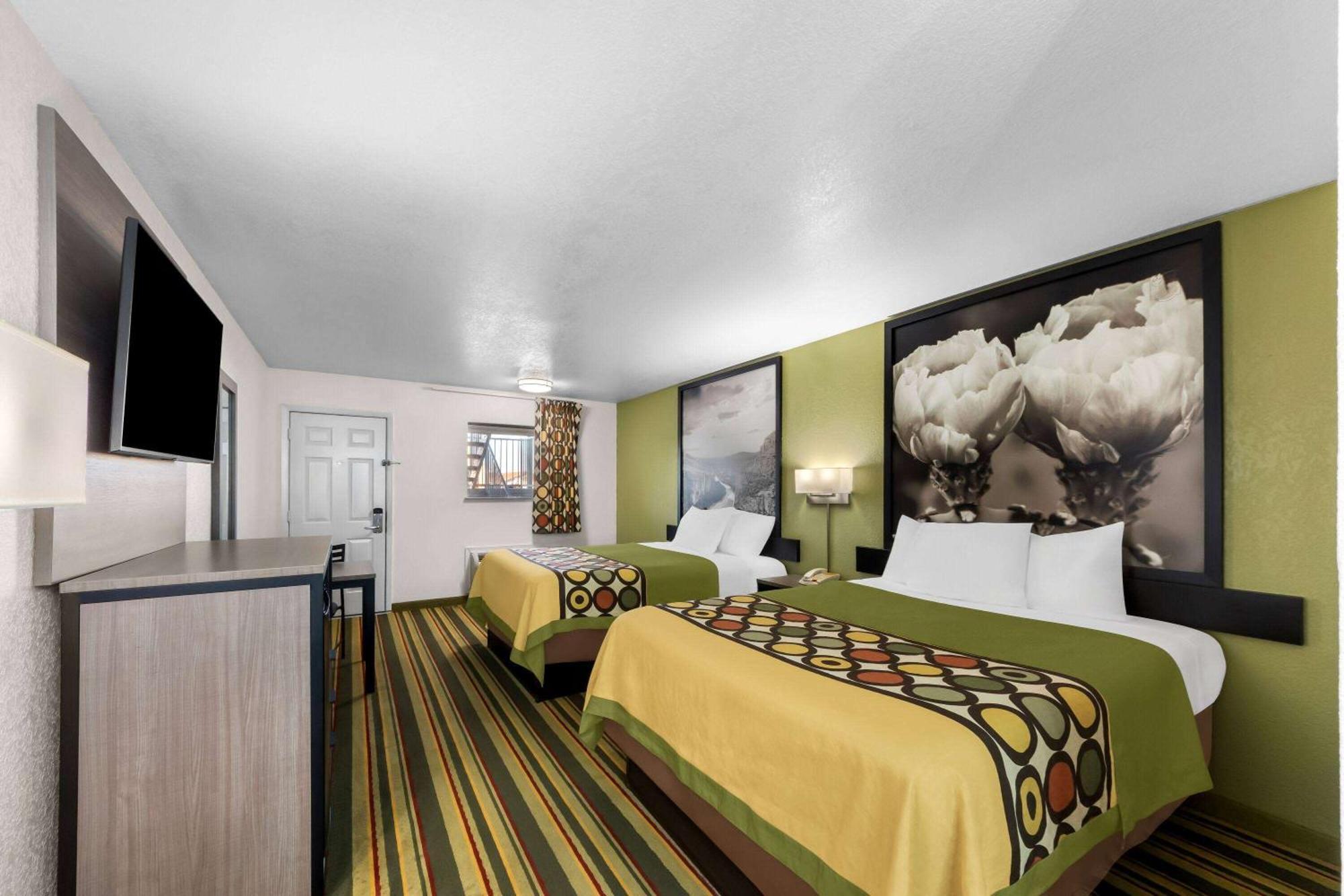 Super 8 By Wyndham Pleasanton Motel Exterior foto