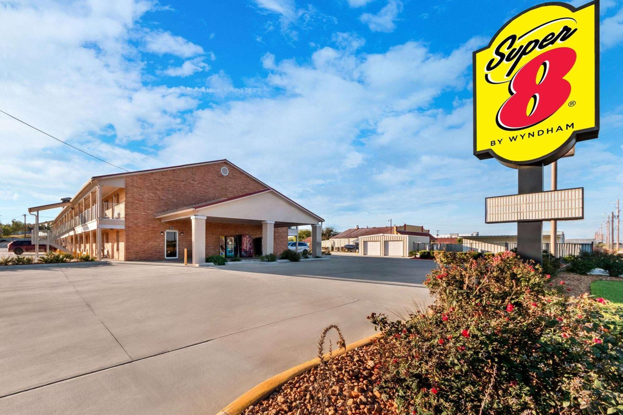 Super 8 By Wyndham Pleasanton Motel Exterior foto