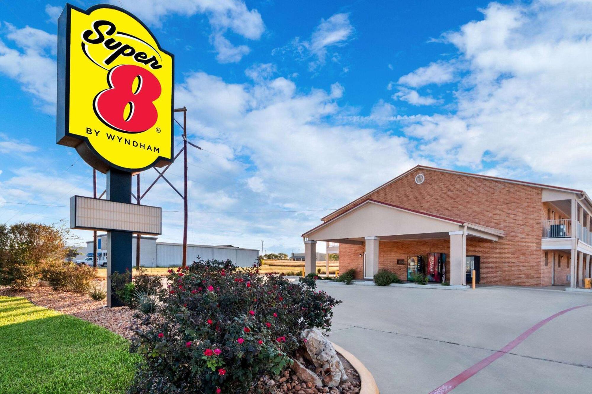 Super 8 By Wyndham Pleasanton Motel Exterior foto
