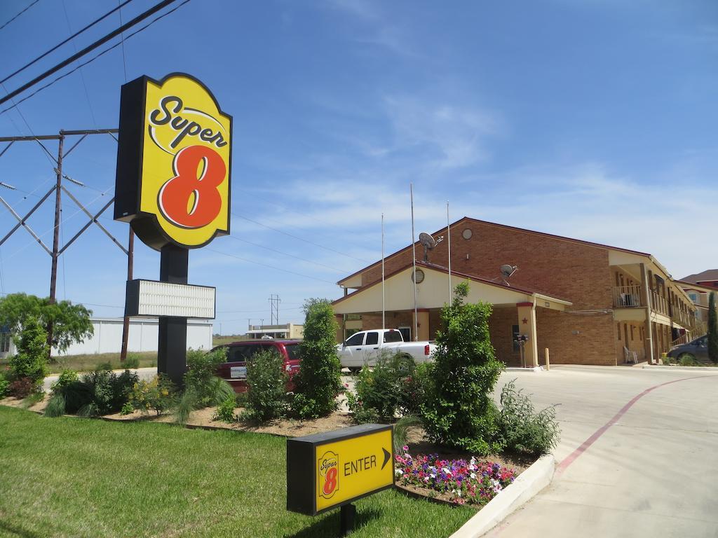 Super 8 By Wyndham Pleasanton Motel Exterior foto